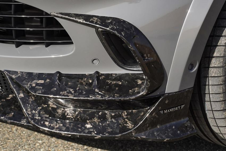 Hệ thống ống xả của siêu SUV Aston Martin DBX nguyên bản đã được Mansory nâng cấp với hai ống xả kết hợp vừa vặn với bộ khuếch tán mới phía sau. Aston Martin DBX độ Mansory được nâng cấp sức mạnh động cơ.