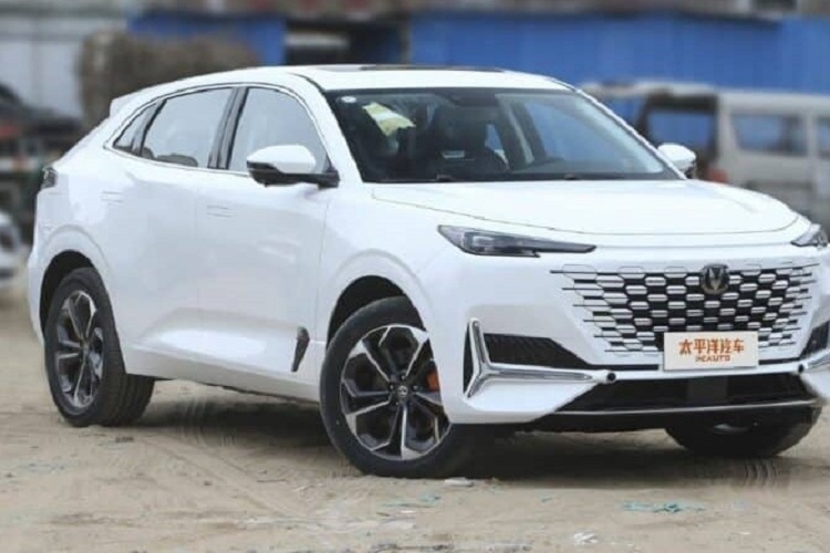 Ở hệ truyền động, Changan UNI-K iDD được trang bị động cơ hybrid 1.5T sản sinh ra công suất tối đa 168 mã lực và mô-men xoắn cực đại 260 Nm, ngoài ra còn có một mô-tơ điện cho ra công suất 148 mã lực và mô-men xoắn 330 Nm, cùng một bộ pin lithium 28,39 kWh.