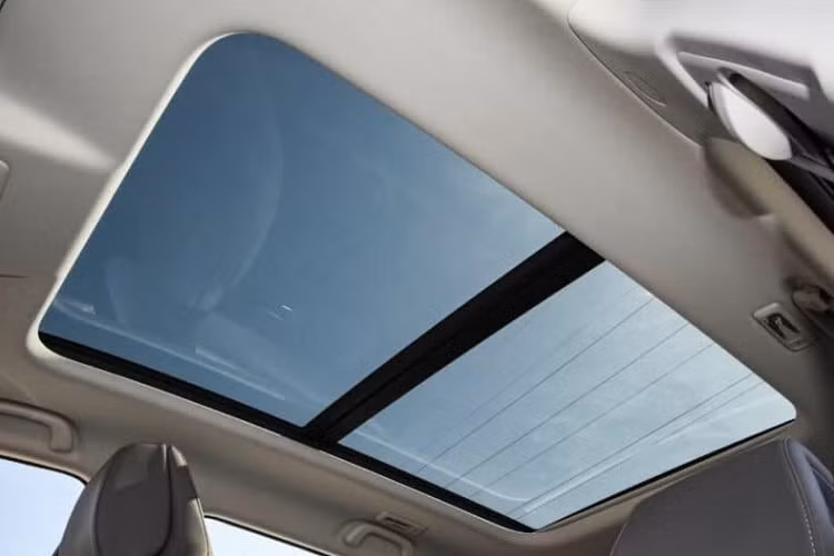 Màn hình chính giữa có thể hiển thị các thông tin như điều hướng, tốc độ và giải trí cùng màn hình ngoài cùng bên phải có thể truyền hình ảnh gương chiếu hậu và thông tin vị trí bánh răng. Bảng điều khiển trung tâm có hai giá để cốc