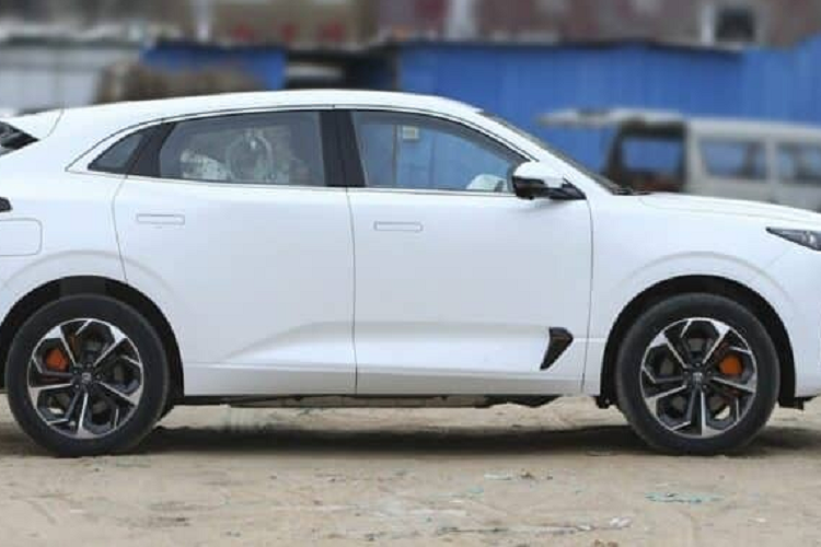 Xe có thời gian tăng tốc từ vị trí xuất phát lên 100 km/h chỉ trong 8,1 giây. Changan UNI-K iDD có phạm vi di chuyển hoàn toàn bằng điện theo NEDC là 135 km, và kết hợp là 1.000 km. Mức tiêu thụ nhiên liệu toàn diện là 5,5L/100km, còn chỉ với hệ truyền động hybrid, xe chỉ "uống" 0,9 lít/100km.