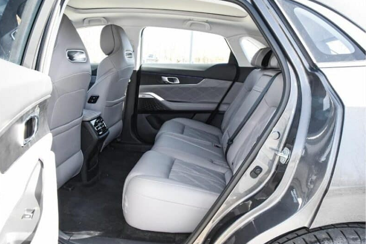 Về thiết kế, Changan UNI-K iDD là một chiếc SUV cỡ trung có kích thước bao gồm chiều dài 4.865 mm, rộng 1.948 và cao 1.690 mm, chiều dài cơ sở 2890mm.