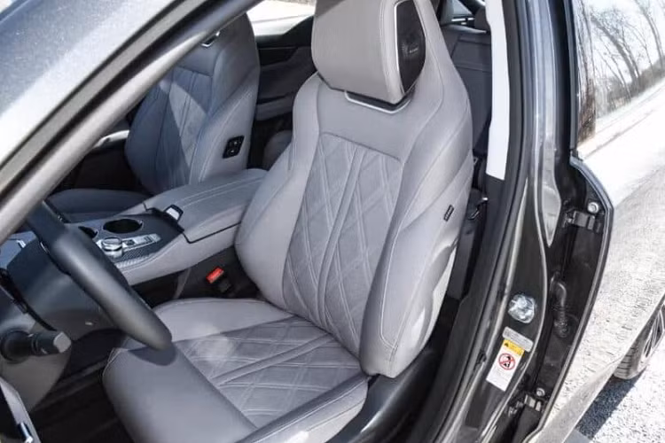 Changan UNI-K iDD cũng được tích hợp hỗ trợ sạc nhanh DC và chỉ mất 30 phút để sạc từ 30% lên 80%, ngoài ra, chiếc xe cũng có công suất đầu ra 3,3 kW để khách hàng có thể sử dụng sạc 1 số dụng cụ như máy pha cà phê, laptop, tivi cùng các vật dụng khác.