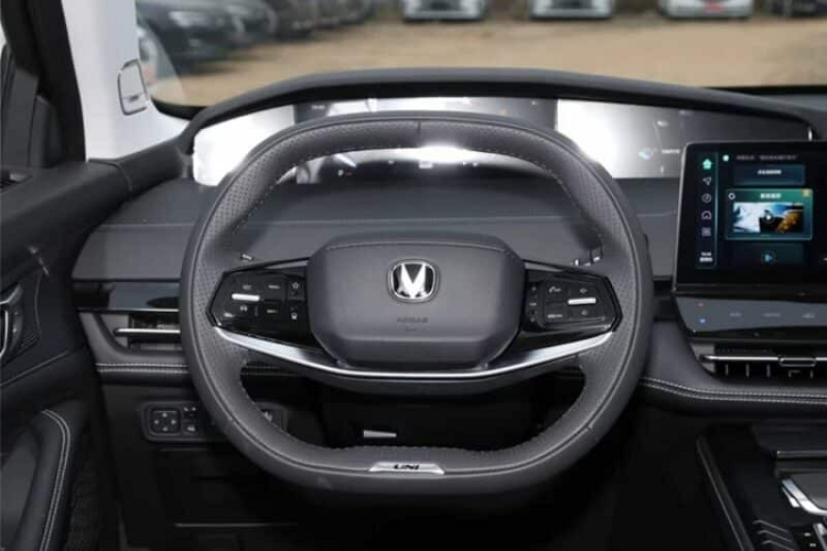 Điểm nhấn ngoại hình xe có mặt trước sở hữu lưới tản nhiệt không viền và đèn pha thanh mảnh, logo Changan được hiển thị ở trên cùng của lưới tản nhiệt, xe có trang bị tay nắm cửa ẩn, mâm xe đa chấu, đuôi xe có đèn phanh trên cao, đèn hậu LED trải dài hết đuôi xe và cánh gió đuôi cùng logo iDD để phân biệt với xe chạy xăng Changan UNI-K.