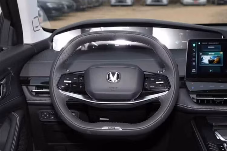 Điểm nhấn ngoại hình xe có mặt trước sở hữu lưới tản nhiệt không viền và đèn pha thanh mảnh, logo Changan được hiển thị ở trên cùng của lưới tản nhiệt, xe có trang bị tay nắm cửa ẩn, mâm xe đa chấu, đuôi xe có đèn phanh trên cao, đèn hậu LED trải dài hết đuôi xe và cánh gió đuôi cùng logo iDD để phân biệt với xe chạy xăng Changan UNI-K.