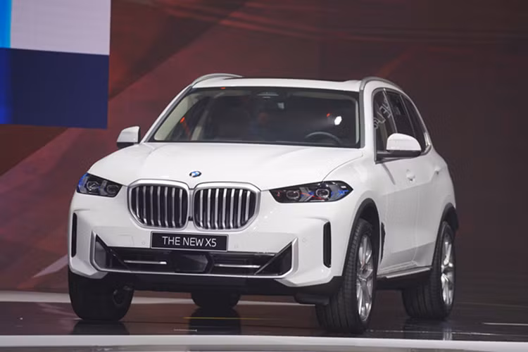 Như vậy, sau một thời gian sử dụng, người dùng sẽ bị mất khoảng 44.828 USD (hơn 1 tỷ VNĐ) so với giá bán lẻ khuyến nghị của nhà sản xuất. Hiện BMW X5 2023 đang có giá khởi điểm là 63.900 USD (1,5 tỷ VNĐ).