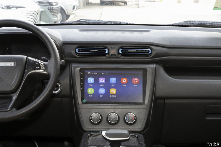 Phía trước bảng điều khiển trung tâm còn có chỗ để đồ cho người lái phụ, khu vực hầm trung tâm được trang bị cơ cấu chuyển số điện tử dạng núm xoay, sự kết hợp tổng thể giúp chiếc xe Dongfeng Fengguang E380 2023 mới thể hiện được những tố chất công nghệ tốt.