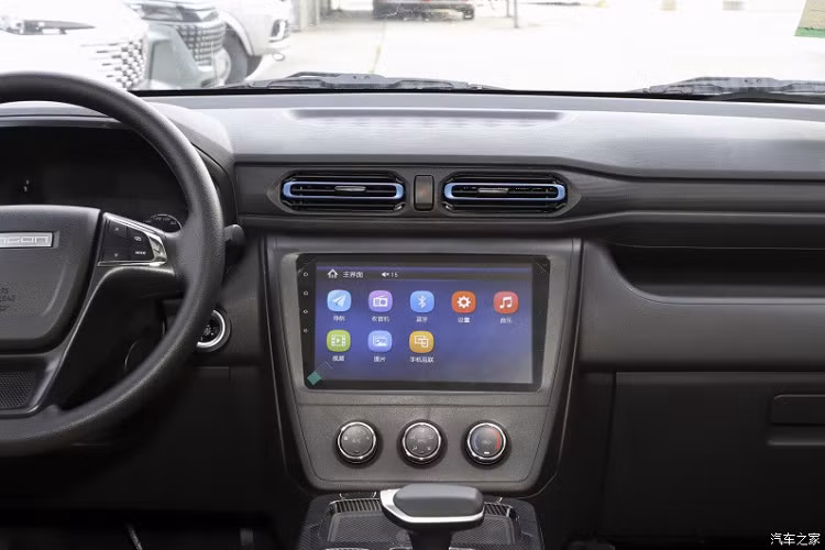 Phía trước bảng điều khiển trung tâm còn có chỗ để đồ cho người lái phụ, khu vực hầm trung tâm được trang bị cơ cấu chuyển số điện tử dạng núm xoay, sự kết hợp tổng thể giúp chiếc xe Dongfeng Fengguang E380 2023 mới thể hiện được những tố chất công nghệ tốt.