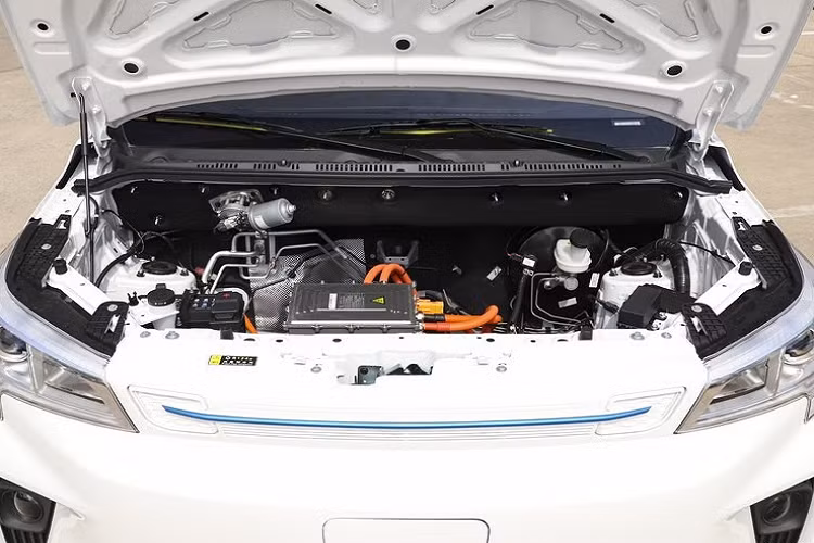 Vào ngày 28/9/2023, Dongfeng Fengguang E380 đã bổ sung thêm phiên bản đổi pin/phiên bản tùy chỉnh mới ra thị trường, tổng cộng có 6 mẫu được ra mắt với mức giá dao động từ 129.100 nhân dân tệ đến 169.100 nhân dân tệ (tương đương 420 triệu đồng đến 549 triệu đồng).