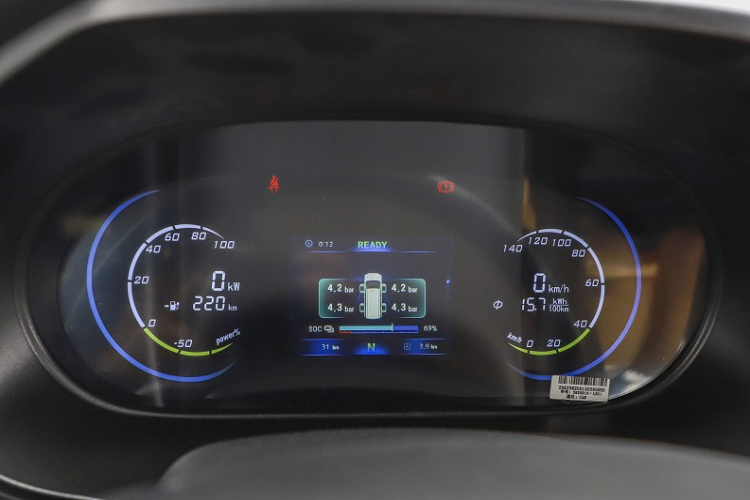 Các trang bị của xe Dongfeng Fengguang E380 2023 ở mức cơ bản khi sử dụng bảng đồng hồ full LCD, vô lăng ba chấu đa chức năng, bảng điều khiển trung tâm được tích hợp màn hình hiển thị đa phương tiện, phía dưới là nút điều chỉnh điều hòa.