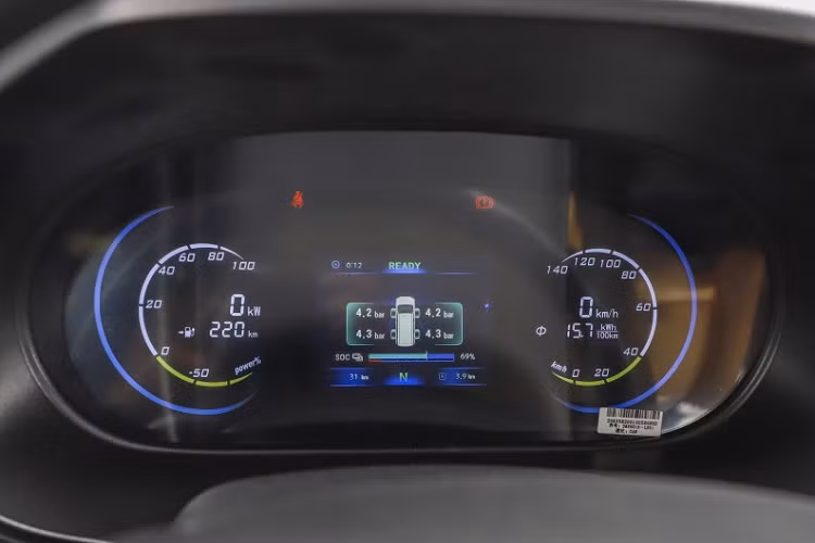 Các trang bị của xe Dongfeng Fengguang E380 2023 ở mức cơ bản khi sử dụng bảng đồng hồ full LCD, vô lăng ba chấu đa chức năng, bảng điều khiển trung tâm được tích hợp màn hình hiển thị đa phương tiện, phía dưới là nút điều chỉnh điều hòa.