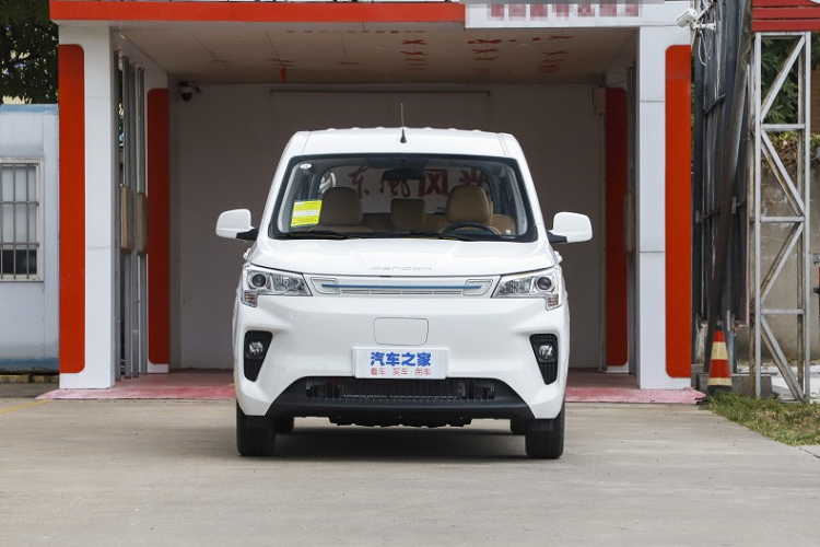 Về ngoại hình, mẫu xe MPV Dongfeng Fengguang E380 áp dụng thiết kế lưới tản nhiệt phía trước khép kín và được tô điểm bằng dải trang trí màu xanh lam, làm nổi bật bản sắc của một mẫu xe năng lượng mới. Lý do xe này không có lưới tản nhiệt là thuộc dòng xe điện.