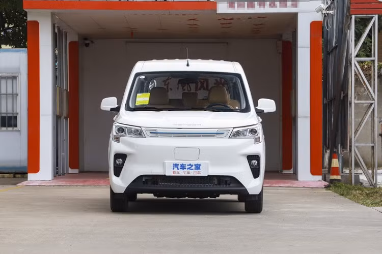 Về ngoại hình, mẫu xe MPV Dongfeng Fengguang E380 áp dụng thiết kế lưới tản nhiệt phía trước khép kín và được tô điểm bằng dải trang trí màu xanh lam, làm nổi bật bản sắc của một mẫu xe năng lượng mới. Lý do xe này không có lưới tản nhiệt là thuộc dòng xe điện.