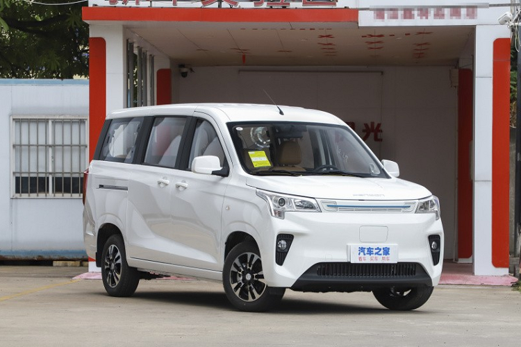 Để tạo điểm nhấn cho đầu xe, Dongfeng Fengguang E380 chạy điện được xây dụng đèn pha mới có hình dáng mới lạ, tiếp đến là các hốc gió trước được bố trí dọc hai bên cản trước và tích hợp luôn đèn sương mù hình tròn, hốc gió trung tâm kéo dài hết đầu xe, các chi tiết này là nhựa màu đen, tạo điểm nhấn cho ngoại thất sơn trắng.