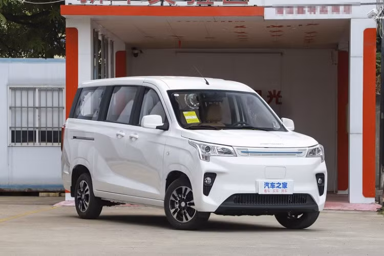 Để tạo điểm nhấn cho đầu xe, Dongfeng Fengguang E380 chạy điện được xây dụng đèn pha mới có hình dáng mới lạ, tiếp đến là các hốc gió trước được bố trí dọc hai bên cản trước và tích hợp luôn đèn sương mù hình tròn, hốc gió trung tâm kéo dài hết đầu xe, các chi tiết này là nhựa màu đen, tạo điểm nhấn cho ngoại thất sơn trắng.