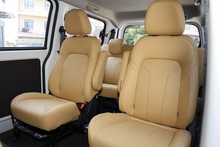 Tiến vào bên trong nội thất, xe mới Dongfeng Fengguang E380 2023 có các mẫu 5, 6, 7 và 8 chỗ ngồi, giúp cho khách hàng có nhiều sự lựa chọn, tất nhiên bản 7 và 8 chỗ được mọi người quan tâm nhiều nhất, vì có thể chở được nhiều người.