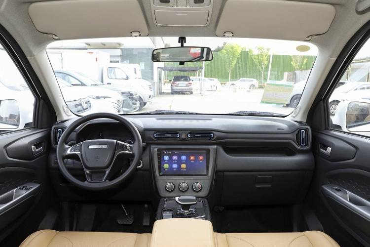 Vòng ra phần đuôi xe, nơi chiếc xe MPV Dongfeng Fengguang E380 2023 được trang bị đèn phanh trên cao, đèn hậu hai bên nối nhau bằng đèn phản quang dạng xuyên màu đỏ, cùng với khu vực khung biển số chìm ở chính giữa cửa cốp, nâng cao ý thức phân cấp ở phía sau.