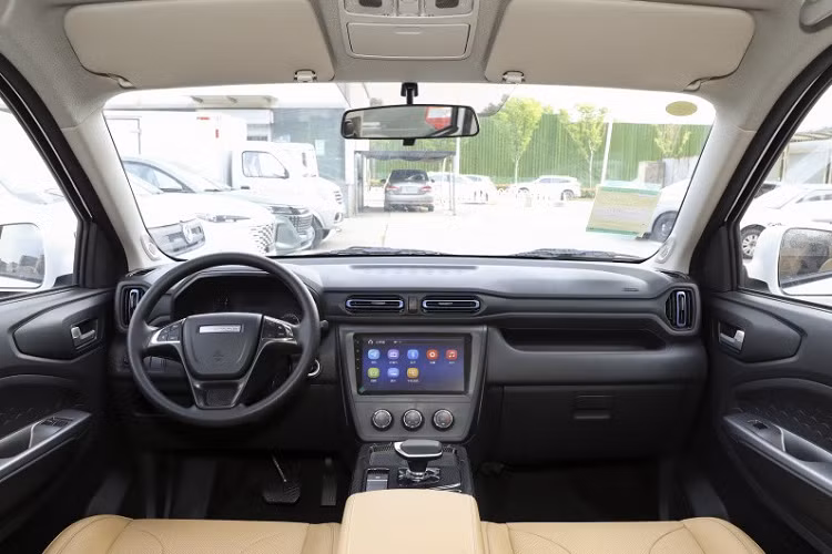 Vòng ra phần đuôi xe, nơi chiếc xe MPV Dongfeng Fengguang E380 2023 được trang bị đèn phanh trên cao, đèn hậu hai bên nối nhau bằng đèn phản quang dạng xuyên màu đỏ, cùng với khu vực khung biển số chìm ở chính giữa cửa cốp, nâng cao ý thức phân cấp ở phía sau.