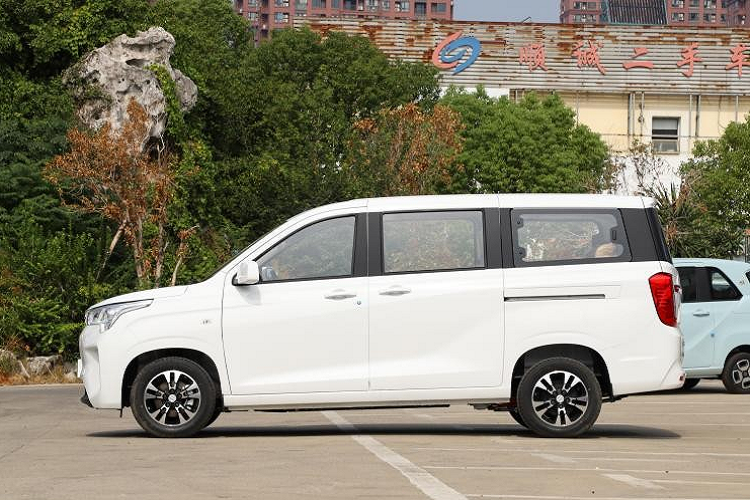 Ở bên thân xe, chiếc xe Dongfeng Fengguang E380 mới áp dụng thiết kế ẩn các cột B, C và D, tạo ra trải nghiệm thị giác như một mái treo. Ngoài ra, xe mới còn áp dụng thiết kế cửa trượt 2 bên giúp hành khách ra vào xe dễ dàng hơn, cũng là đặc trưng của dòng xe MPV.