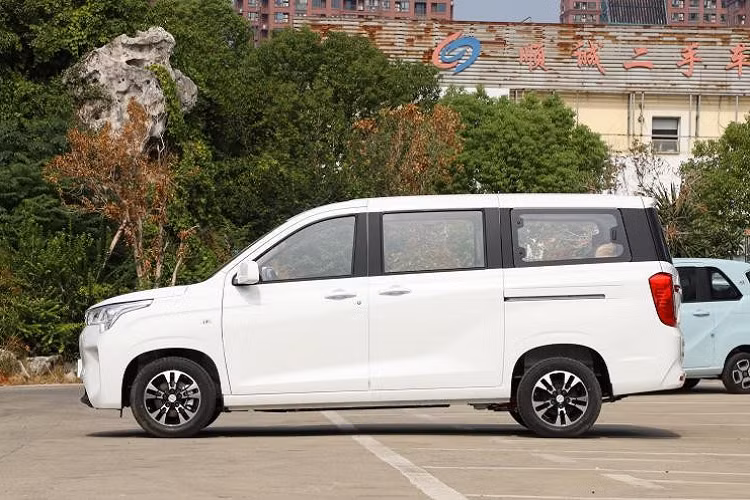 Ở bên thân xe, chiếc xe Dongfeng Fengguang E380 mới áp dụng thiết kế ẩn các cột B, C và D, tạo ra trải nghiệm thị giác như một mái treo. Ngoài ra, xe mới còn áp dụng thiết kế cửa trượt 2 bên giúp hành khách ra vào xe dễ dàng hơn, cũng là đặc trưng của dòng xe MPV.