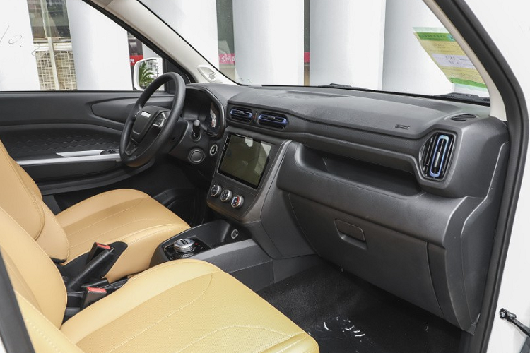 Nhìn chung, thiết kế của Dongfeng Fengguang E380 không quá đẹp mắt, nhưng nó lại khá thực dụng. Về các số đo kích thước của xe, Dongfeng Fengguang E380 2023 có chiều dài 4.610 mm, chiều rộng 1.750 mm, chiều cao 1.860 mm và chiều dài cơ sở 2.850 mm.