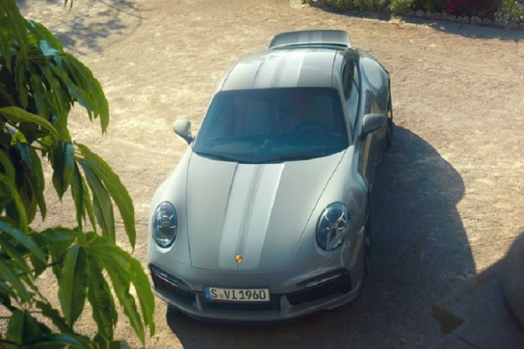 Tại Việt Nam, siêu xe giới hạn này đang được phân phối chính hãng với giá bán công bố là 18,66 tỷ đồng (chưa bao gồm các tùy chọn thêm). Tuy nhiên, mới đây, trên trang chủ của Porsche Việt Nam đã điều chỉnh giá xe Porsche 911 Sport Classic 2023 lên 19,22 tỷ đồng, tăng 560 triệu đồng so với giá bán ban đầu.