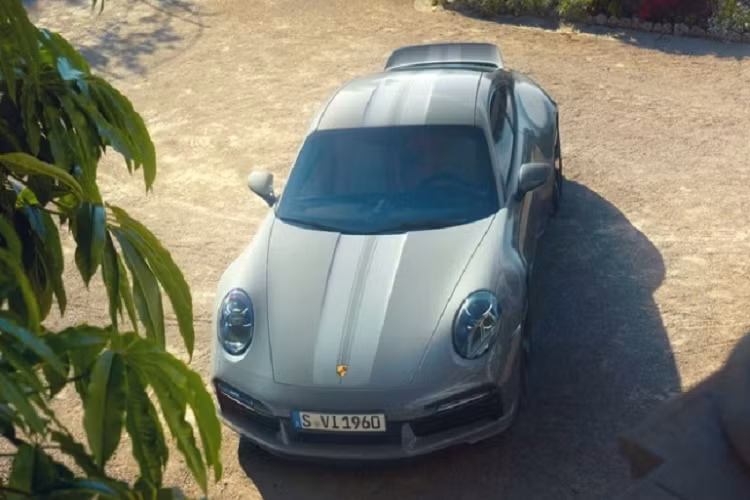 Tại Việt Nam, siêu xe giới hạn này đang được phân phối chính hãng với giá bán công bố là 18,66 tỷ đồng (chưa bao gồm các tùy chọn thêm). Tuy nhiên, mới đây, trên trang chủ của Porsche Việt Nam đã điều chỉnh giá xe Porsche 911 Sport Classic 2023 lên 19,22 tỷ đồng, tăng 560 triệu đồng so với giá bán ban đầu.