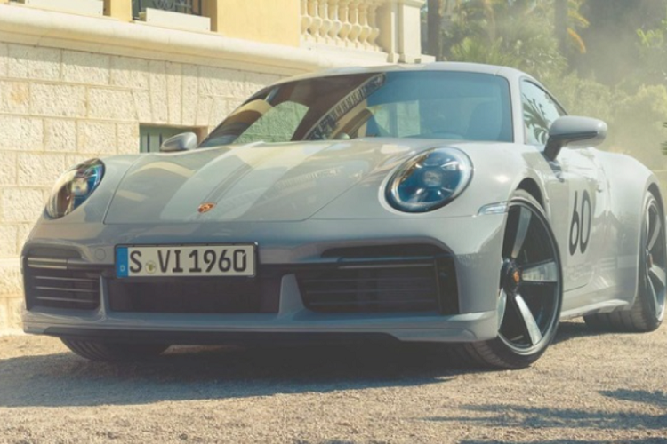 Mức tăng giá xe Porsche 911 Sport Classic thậm chí gần bằng giá bán của xe là 272.300 USD (khoảng 6,385 tỷ đồng). Với các tùy chọn thêm, giá trị chiếc xe nâng lên mức 288.910 USD (tương đương 6,774 tỷ đồng).