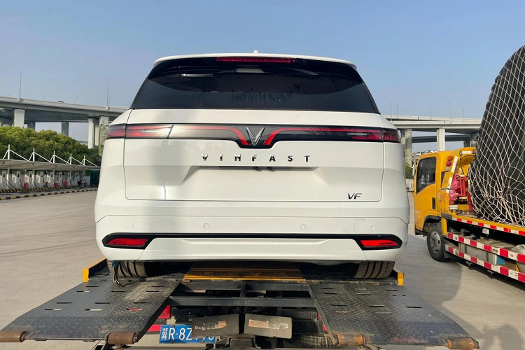 Việc Vinfast VF9 có mặt tại Trung Quốc cũng khiến cư dân mạng đặt ra câu hỏi, liệu hãng xe VinFast đang có ý định mở đại lý đầu tiên tại đất nước tỷ dân này, hay chỉ là màn thăm dò, để xem phản ứng của người tiêu dùng Trung Quốc ra sao trước chiếc SUV điện này.