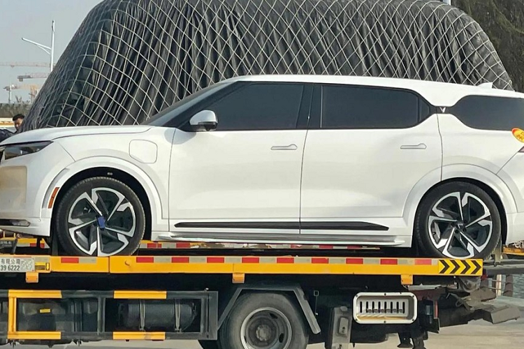 Hiện chưa rõ lý do cho việc xuất hiện của chiếc Vinfast VF9 ở Trung Quốc, chỉ biết rằng xe được vận chuyển đến địa điểm đang tổ chức triển lãm ô tô Thượng Hải 2023 - đây là 1 trong các sự kiện về xe hơi lớn nhất và cũng là nơi hàng chục hãng xe điện đang cho trưng bày các sản phẩm phục vụ nhiều tầng lớp từ bình dân đến siêu cao cấp. 