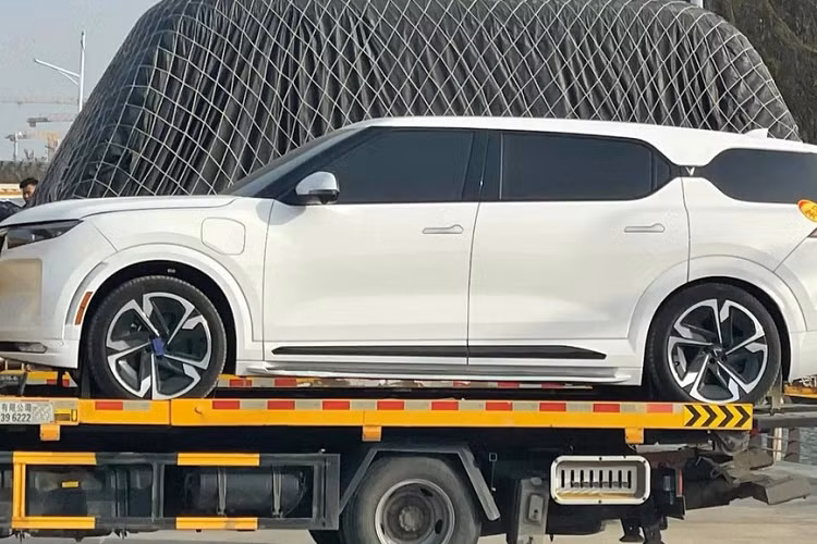 Hiện chưa rõ lý do cho việc xuất hiện của chiếc Vinfast VF9 ở Trung Quốc, chỉ biết rằng xe được vận chuyển đến địa điểm đang tổ chức triển lãm ô tô Thượng Hải 2023 - đây là 1 trong các sự kiện về xe hơi lớn nhất và cũng là nơi hàng chục hãng xe điện đang cho trưng bày các sản phẩm phục vụ nhiều tầng lớp từ bình dân đến siêu cao cấp. 