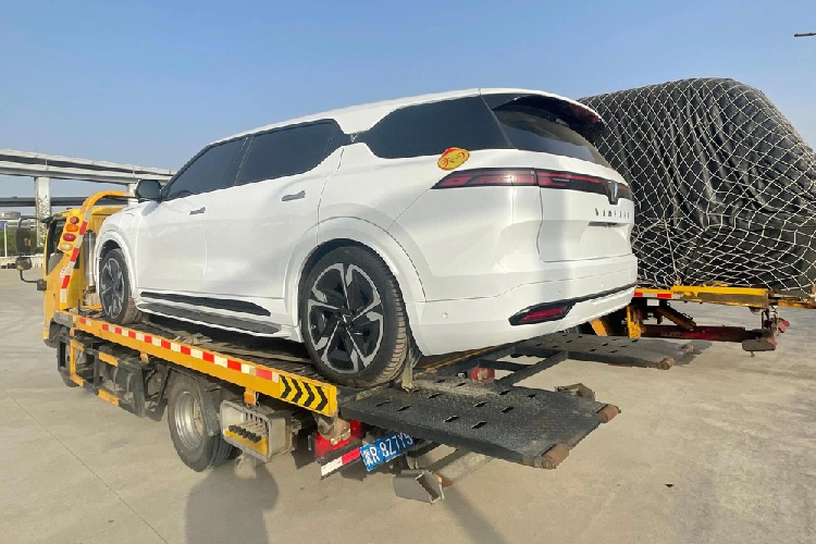 Cụ thể, hình ảnh một chiếc xe SUV điện VinFast VF9 tại Trung Quốc mới đây đã thu hút sự quan tâm đặc biệt của giới truyền thông nước này cũng như các người tiêu dùng, bởi đây có lẽ là lần đầu tiên họ nhìn thấy một chiếc xe ôtô thuần điện made in Vietnam.