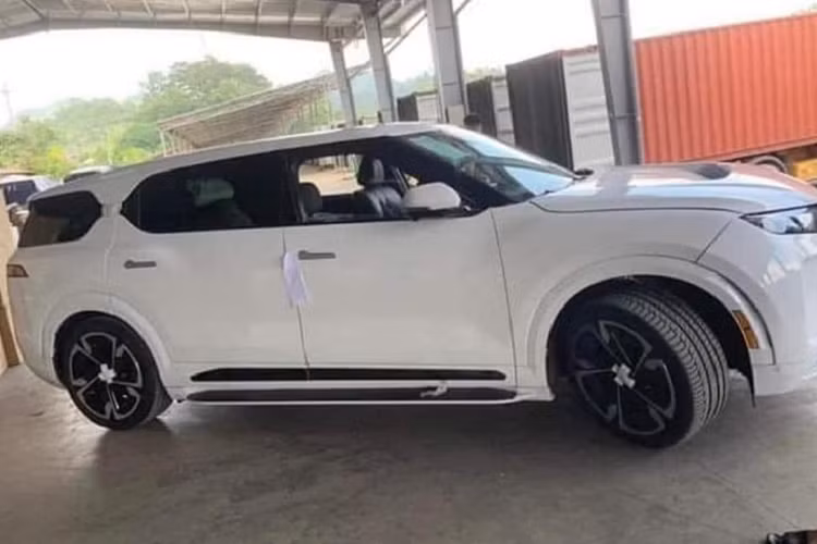 VinFast VF9 lần đầu xuất hiện tại Trung Quốc vốn là chiếc xe VinFast VF e36 đã được giới thiệu tại Triển lãm Los Angeles Auto Show 2021, gần đây, hãng xe VinFast cũng đã bàn giao lô xe VF9 đầu tiên cho các khách hàng Việt.