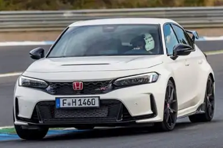 Thêm vào đó là những trang bị khá đầy đủ như bảng đồng hồ kỹ thuật số 10,2 inch, màn hình thông tin giải trí 9 inch, bộ bàn đạp bằng kim loại, sạc điện thoại thông minh không dây, phanh tay điện tử và tự động giữ phanh tạm thời. Cuối cùng là gói công nghệ an toàn chủ động Honda Sensing, bao gồm phanh giảm thiểu va chạm, ngăn đạp nhầm chân ga khi tiến/lùi