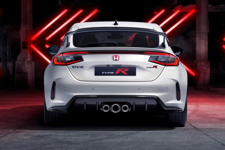 Tại thị trường Nhật Bản, Honda Civic Type R 2023 có 5 màu sơn ngoại thất là trắng Championship White, đỏ Flame Red, xanh dương Racing Blue Pearl, đen Crystal Black Pearl và ghi Sonic Grey Pearl. Giá xe Honda Civic phiên bản hiệu suất cao tại thị trường này khởi điểm từ 4.997.300 Yên (khoảng 819 triệu đồng).