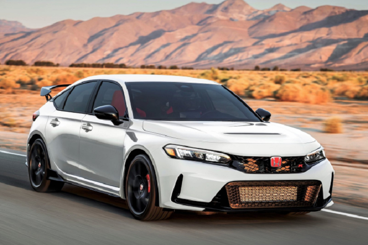 Với sản lượng thấp và nhu cầu của khách hàng cao nên thời gian giao Honda Civic Type R 2023 cho người mua dự kiến sẽ kéo dài đến 2-3 năm. Không chỉ phải "chờ dài cổ" mới được nhận xe, khách hàng đặt mua Honda Civic Type R 2023 tại Nhật Bản còn phải ký cam kết không bán lại hoặc xuất khẩu sang nước ngoài trong thời gian 1 năm đầu.