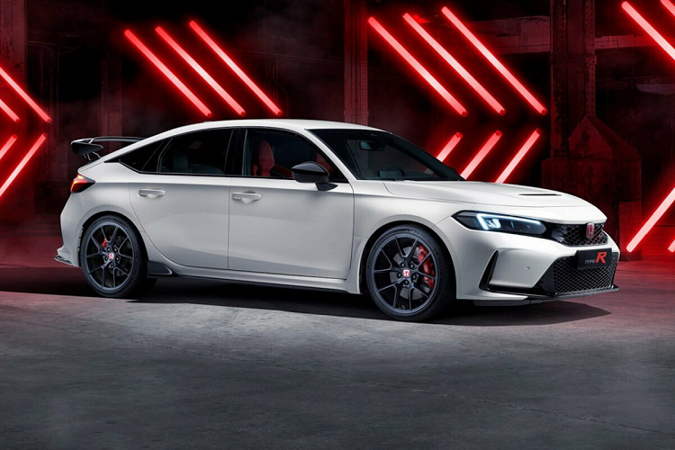 Theo đó, xe được trang bị hốc gió trung tâm rộng hơn, lưới tản nhiệt với mắt lưới tổ ong, khe gió trên nắp ca-pô/sau chắn bùn trước/trên cản sau, chắn bùn rộng hơn, vành 19 inch, lốp Michelin Pilot Sport 4S 265/30R19, bộ khuếch tán gió tích hợp 3 ống xả ở giữa, cánh gió đuôi cỡ lớn sơn màu đen bóng và logo trước/sau cũng như cùm phanh màu đỏ thể thao.