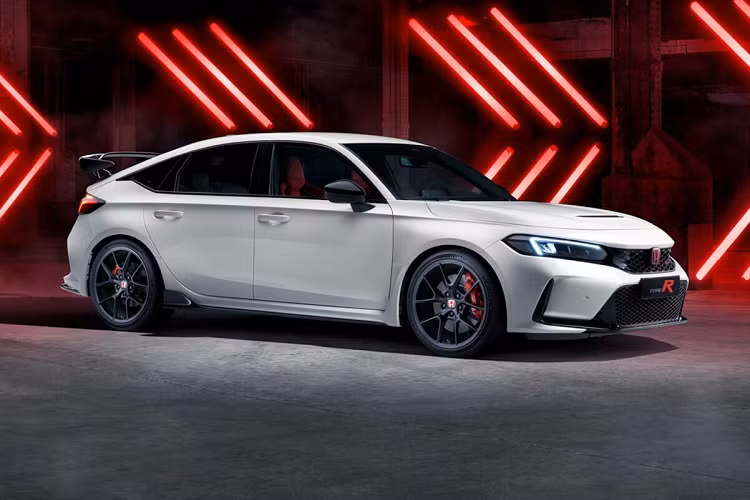 Theo đó, xe được trang bị hốc gió trung tâm rộng hơn, lưới tản nhiệt với mắt lưới tổ ong, khe gió trên nắp ca-pô/sau chắn bùn trước/trên cản sau, chắn bùn rộng hơn, vành 19 inch, lốp Michelin Pilot Sport 4S 265/30R19, bộ khuếch tán gió tích hợp 3 ống xả ở giữa, cánh gió đuôi cỡ lớn sơn màu đen bóng và logo trước/sau cũng như cùm phanh màu đỏ thể thao.