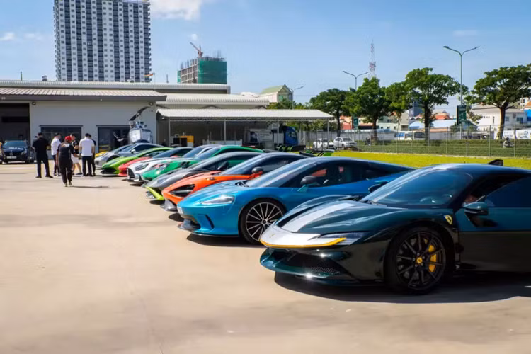 Ngoài ra, còn có 1 mẫu siêu xe từng lăn bánh tại Việt Nam, đó là chiếc xe Lamborghini Murcielago của đại gia Việt màu đỏ được dán đen nhám, bên cạnh đó, showroom bán siêu xe hypercar cho đại gia Hoàng Kim Khánh ở Campuchia còn mang xe BAC Mono đến góp vui.