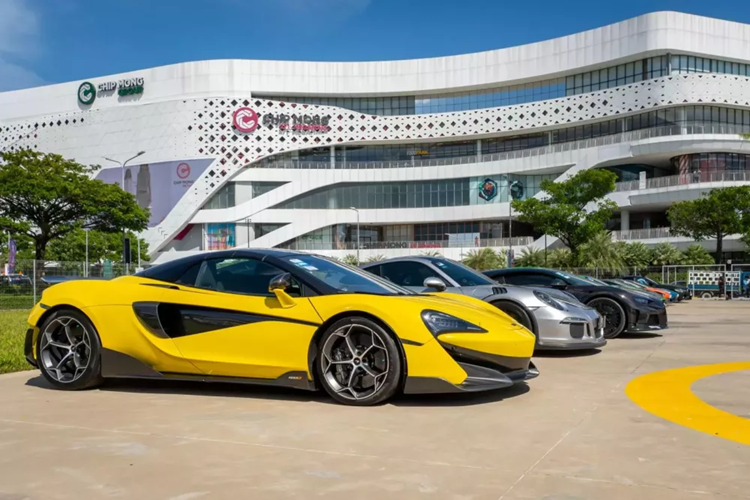 Ngoài hai chiếc xe Bugatti Chiron, các đại gia Campuchia còn mang đến ngày hội này rất nhiều mẫu xe hot, mới, chẳng hạn như trên 3 chiếc Lamborghini Huracan STO, Ferrari SF90 Stradale với gói trang bị Assetto Fiorano