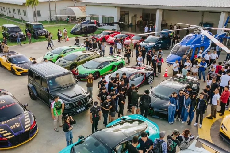 Thậm chí, đây là sự kiện xe hiếm hoi ở châu Á có đến 2 xe Bugatti Chiron xuất hiện cùng lúc, và 1 trong 2 lại là bản siêu nhanh, siêu xe đắt và siêu hiếm là Bugatti Chiron Super Sport.