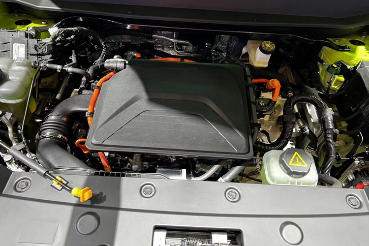 Cụm đèn pha hai bên áp dụng hình tròn thiết kế khá thú vị, vỏ trước của chiếc xe mới cũng có thiết kế dày hơn, bổ sung thêm một số phong cách off-road. Ở bên thân xe, chắn bùn trước và sau của xe mới rộng hơn một chút so với thân xe, tạo hiệu ứng hình ảnh thân xe rộng, bánh trước thiết kế 5 chấu kép phối màu, kết hợp với.