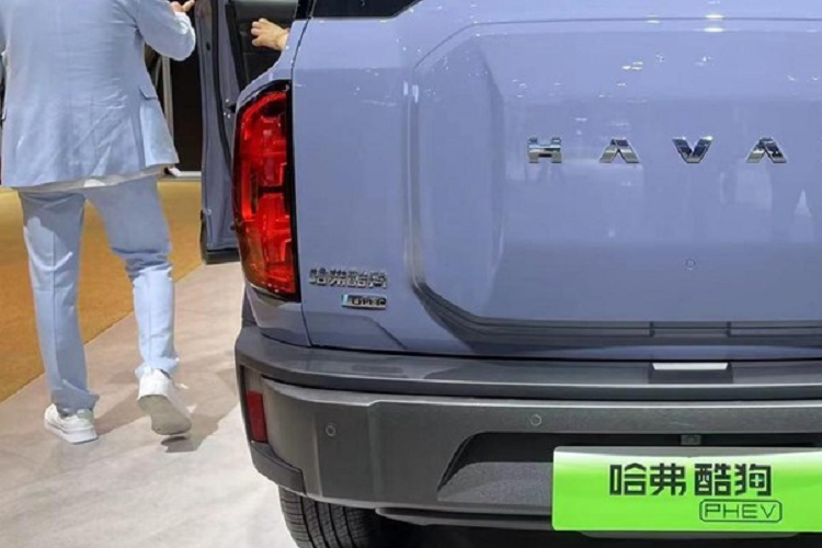 Thân xe hai màu, làm cho chiếc xe mới trở nên cá tính và thời trang hơn. Đằng sau, cốp xe áp dụng thiết kế "cặp sách nhỏ", đèn hậu hai bên bố trí theo chiều dọc. Với hình dáng rộng rãi của thùng sau, chiếc xe mới có cảm giác rất khỏe khoắn xu hướng cổ điển. 