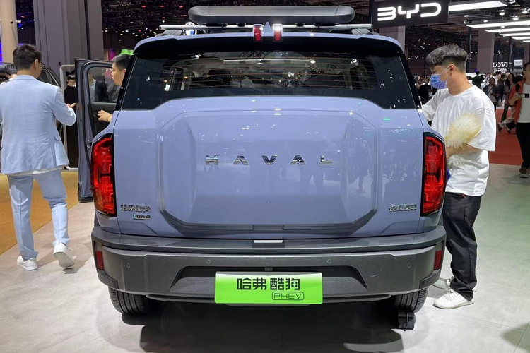 Phía dưới được trang bị cơ chế chuyển số điện tử. Tông màu của toàn bộ xe chủ yếu là màu đen, được bổ sung bởi các dải trang trí màu bạc, ngoài các tấm trang trí màu đen bóng, nhiều tấm trang trí giả sợi carbon cũng được thêm vào để trang trí.