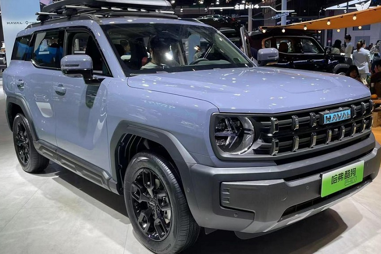 Nếu bạn thắc mắc xe crossover Haval KuGou bản xăng và PHEV có gì khác nhau, nó nằm ở hệ truyền động, chẳng hạn, phiên bản hàng đầu của xe sử dụng động cơ xăng tăng áp 1,5 lít sẽ cho ra công suất 184 mã lực.