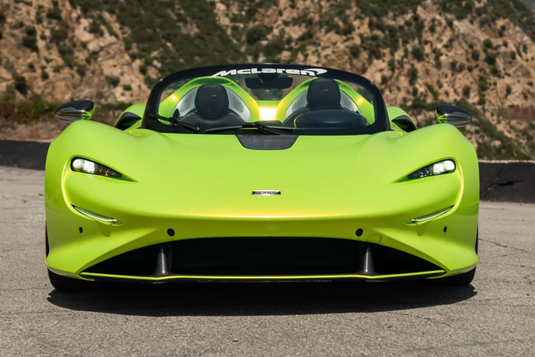 Theo Leiters, thách thức chính là việc phát triển công nghệ làm cho pin có trọng lượng nhẹ hơn nhưng vẫn đảm bảo phạm vi di chuyển đủ lớn. Chia sẻ với đại diện truyền thông tại Dubai, Leiters nhấn mạnh tầm quan trọng hàng đầu của trọng lượng trong triết lý thiết kế của McLaren.