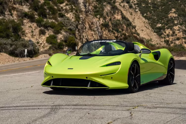 Vị CEO khẳng định rằng trọng lượng của xe nặng sẽ giảm tính linh hoạt và nhanh nhẹn, tạo ra cảm giác tách biệt cho người lái, điều này trái ngược với bản sắc của McLaren. Trước đó trong cuộc phỏng vấn riêng vào tháng 8, Leiters đã nói những điều tương tự, nhấn mạnh tầm quan trọng của việc giới hạn về trọng lượng do pin gây ra.