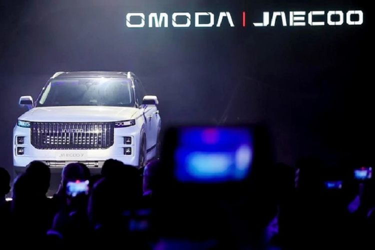 Xe có chiều dài 4.515 mm, chiều rộng 1.865 mm, chiều cao 1.680 mm và chiều dài cơ sở 2.675 mm. Đầu xe gây ấn tượng với lưới tản nhiệt cỡ lớn đi cùng những nan mạ crôm nằm dọc đúng như những hình ảnh được rò rỉ trước đây. Xe có hệ thống đèn 2 tầng, phía trên là dải đèn LED định vị ban ngày được thiết kế hẹp và nối liền với lưới tản nhiệt. Dưới cản trước là đèn pha được thiết kế dọc, chia thành 2 tầng