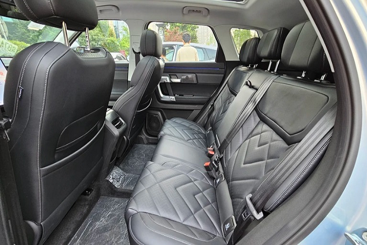 Sau khi ra mắt một thời gian, dự kiến xe sẽ được bổ sung hệ truyền động plug-in hybrid (PHEV) với máy xăng 4 xi-lanh, tăng áp, dung tích 1.5L và mô-tơ điện. Động cơ xăng tạo ra công suất tối đa 115 kW (khoảng 154 mã lực) và mô-men xoắn cực đại 220 Nm.