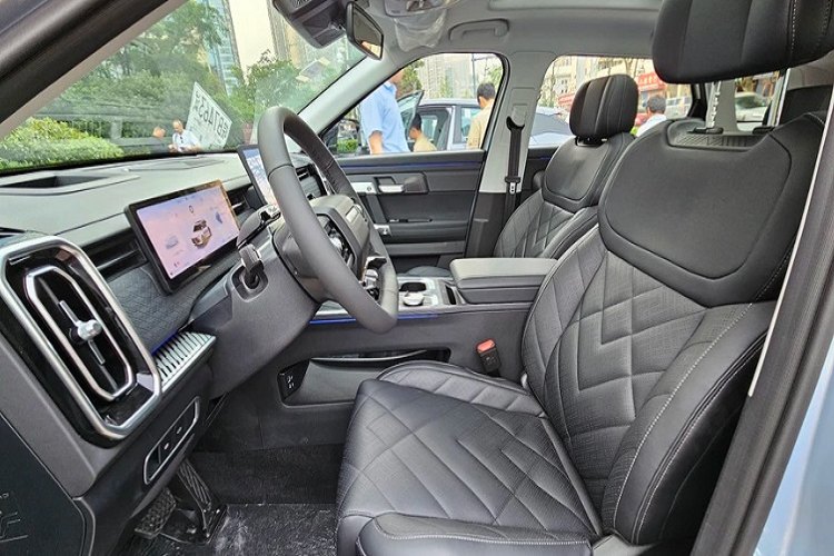 Ngoài ra, nội thất trong xe đều được bọc da cao cấp, ở hàng ghế sau xe có cửa gió điều hòa riêng và hai cổng sạc USB. Hiện hãng xe Trung Quốc chưa chính thức công bố về hệ truyền động của xe. Theo một số nguồn tin, Jaecoo 7 khi bán tại Việt Nam sẽ sử dụng động cơ 4 xi-lanh, tăng áp, dung tích 1.6L, đi với hộp số tự động ly hợp kép 7 cấp.