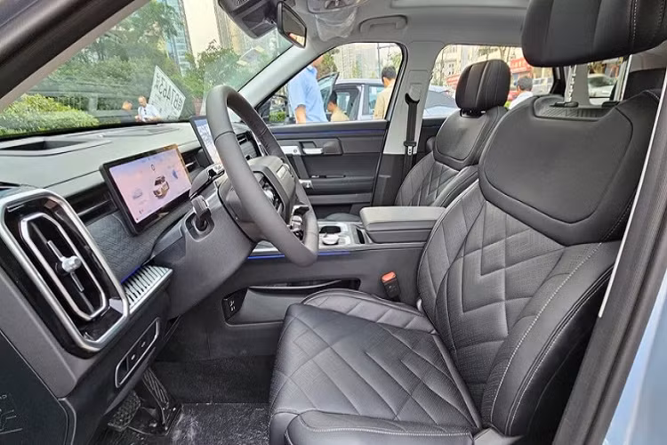 Ngoài ra, nội thất trong xe đều được bọc da cao cấp, ở hàng ghế sau xe có cửa gió điều hòa riêng và hai cổng sạc USB. Hiện hãng xe Trung Quốc chưa chính thức công bố về hệ truyền động của xe. Theo một số nguồn tin, Jaecoo 7 khi bán tại Việt Nam sẽ sử dụng động cơ 4 xi-lanh, tăng áp, dung tích 1.6L, đi với hộp số tự động ly hợp kép 7 cấp.